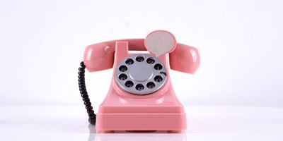Image of an old fashioned pink telephone 